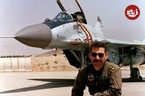 عکس| سفر در زمان؛ «غلامرضا جمالی» خلبان F-5 در حال بررسی جنگنده آموزشی اش در آمریکا؛ سال 56