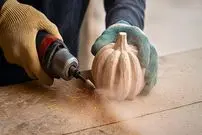 ببینید| مراحل دیدنی ساخت یک کدو تنبل سنگی توسط سنگ تراش آلمانی