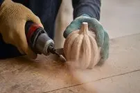 ببینید| مراحل دیدنی ساخت یک کدو تنبل سنگی توسط سنگ تراش آلمانی