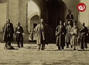 عکس| سفر زمان؛ مردان تهرانی در گوشه‌ای از «میدان توپخانه» در دوران قاجار