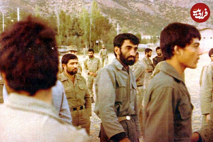 عکس؛ سفر در زمان؛ «احمد متوسلیان در حال پرتاب خمپاره در جبهه»؛ سال 60