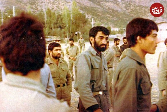 عکس؛ سفر در زمان؛ «احمد متوسلیان در حال پرتاب خمپاره در جبهه»؛ سال 60