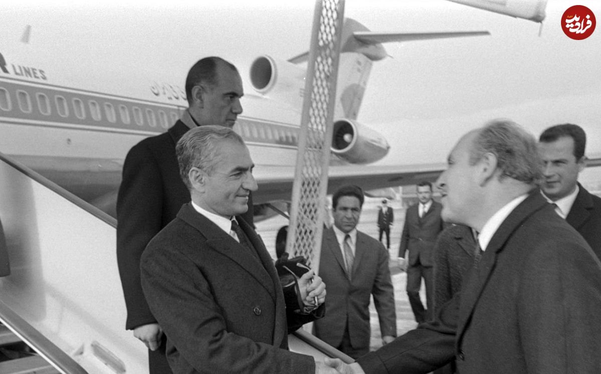 عکس| سفر در زمان؛ «محمدرضا پهلوی و همسر سوم اش» در سفر تایلند؛ سال 1346