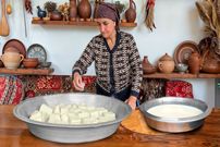 ببینید؛ غذای روستایی در آذربایجان؛ تهیه پنیر سنتی با شیر تازه گاو و پخت پیتزا