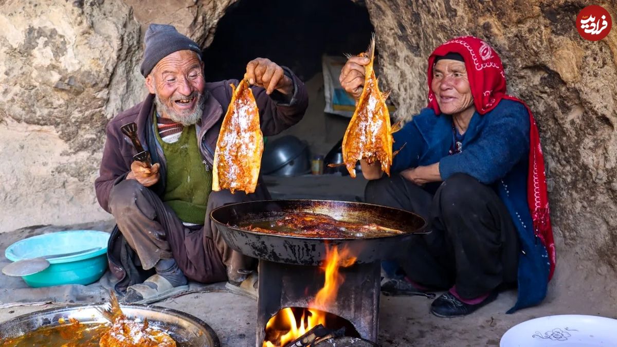 (ویدئو) غذای روستایی در افغانستان؛ عاشقان قدیمی در حال پختن ماهی کاری در غار باستانی