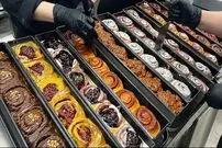 ببینید| غذای خیابانی در کره؛ پخت نان رول دارچینی در سئول