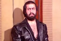 عکس| سفر زمان؛ «حسین گیل» در اتاق گریم یکی از فیلم‌هایش بعد از انقلاب؛ دهۀ 60