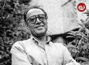 عکس| سفر در زمان؛ «عباس کیارستمی» در حیاط خانه نصرت کریمی در تهران؛ سال 78