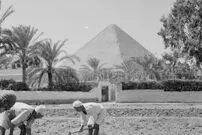 (عکس) سفر به تاریخ؛ بالا رفتن مصری‌ها از «هرم بزرگ»؛ 150 سال قبل!