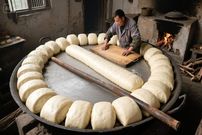 ببینید؛ مراحل تماشایی پخت نان بخارپز سنتی هزار ساله در کارگاهی در چین