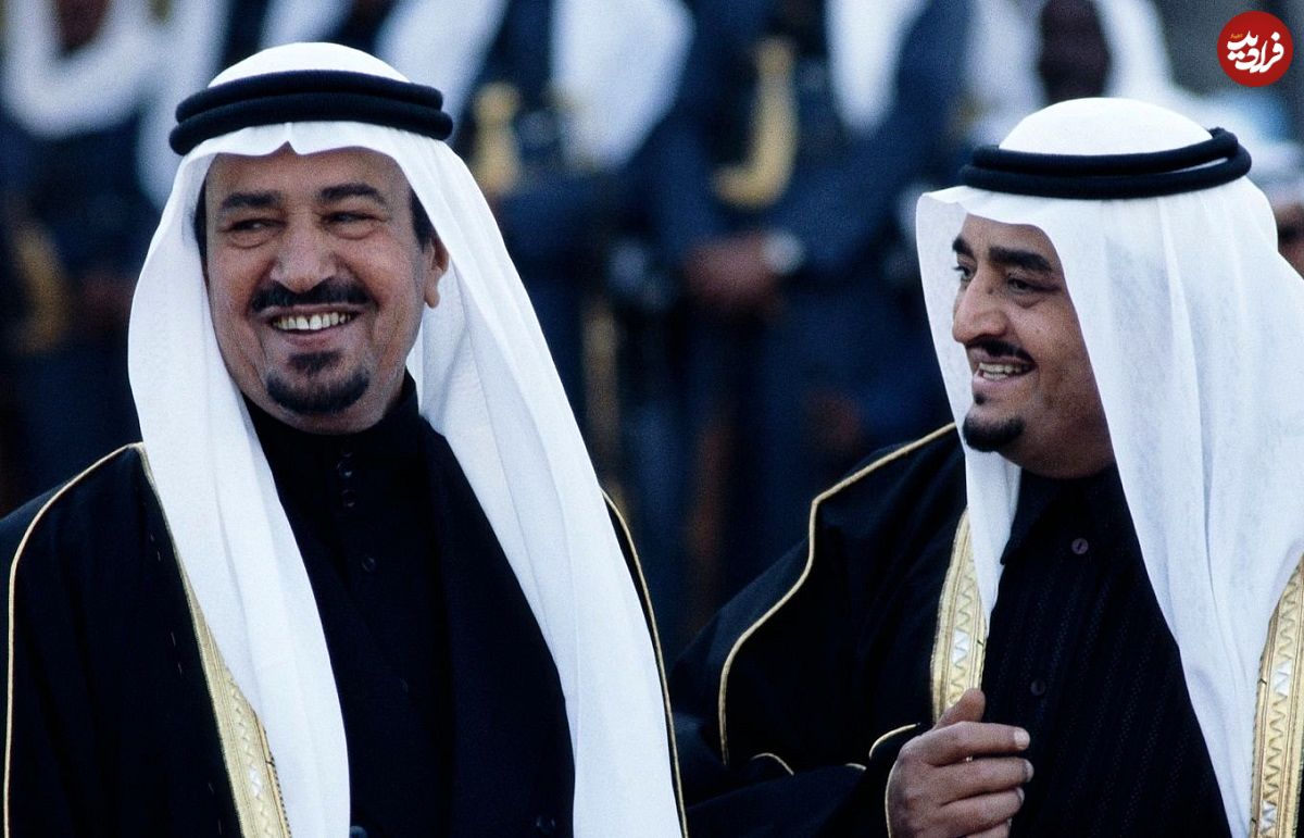 عکس؛ سفر در زمان؛ استقبال «پادشاه چهارم عربستان از ملکه الیزابت در فرودگاه»؛ سال 57