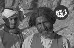 عکس| سفر زمان؛ عکس یادگاری مردان بلوچ در کنار یک نخلستان؛ سال 1330