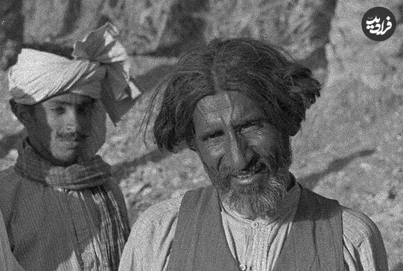 عکس| سفر زمان؛ عکس یادگاری مردان بلوچ در کنار یک نخلستان؛ سال 1330