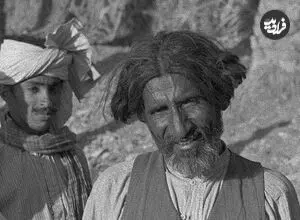عکس| سفر زمان؛ عکس یادگاری مردان بلوچ در کنار یک نخلستان؛ سال 1330