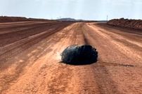 عکس؛ زباله شعله‌ور مرموز در استرالیا احتمالاً بقایای یک موشک چینی است