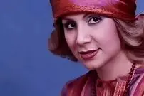 عکس| سفر زمان؛ «بتی» خواننده قبل انقلاب در میان گندمزار و در جوانی؛ دهه 50