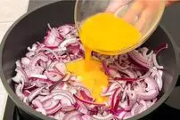 ببییند| طرز تهیه یک غذای ساده با پیاز و تخم مرغ