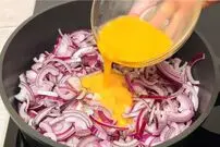 ببییند| طرز تهیه یک غذای ساده با پیاز و تخم مرغ