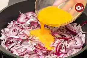 ببییند| طرز تهیه یک غذای ساده با پیاز و تخم مرغ