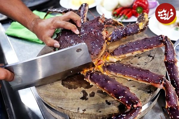 ببینید؛ غذای خیابانی در ویتنام؛ تهیه غذا با شاه خرچنگ آلاسکایی در هانوی