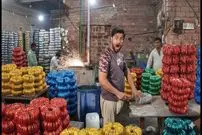 ببینید| مراحل تماشایی تولید انبوه النگوهای رنگی در پاکستان