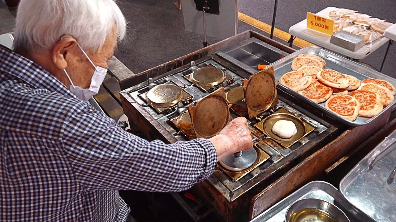 (ویدئو) غذای خیابانی؛ این پیرمرد 90 ساله خوشمزه ترین پنکیک کره را تهیه می کند
