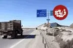 عکس| سفر به ایران قدیم؛ کامیون چپ‌شده در اثر سیلاب در جادۀ همدان؛ 92 سال قبل