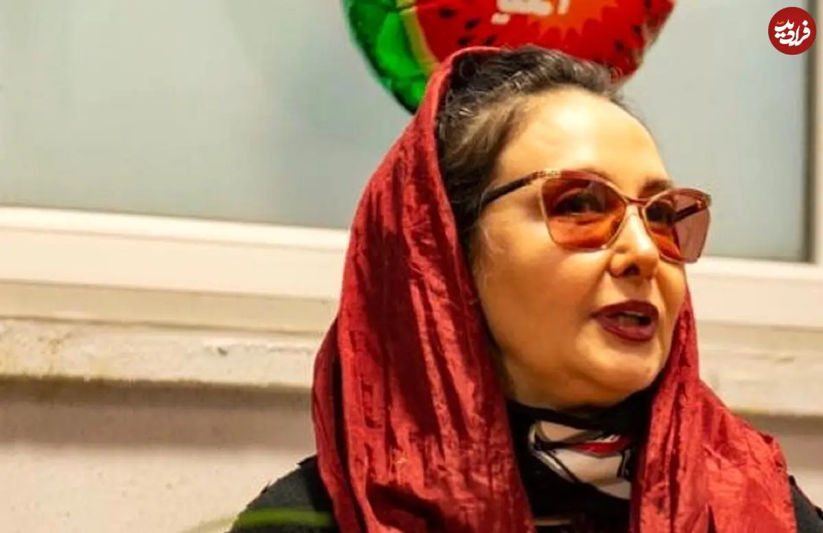 ببینید| سفر در زمان؛ «کتایون ریاحی» در حال آموزش نقاشی روی پارچه؛ سال 1400