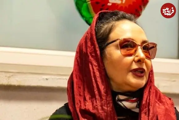 ببینید| سفر در زمان؛ «کتایون ریاحی» در حال آموزش نقاشی روی پارچه؛ سال 1400