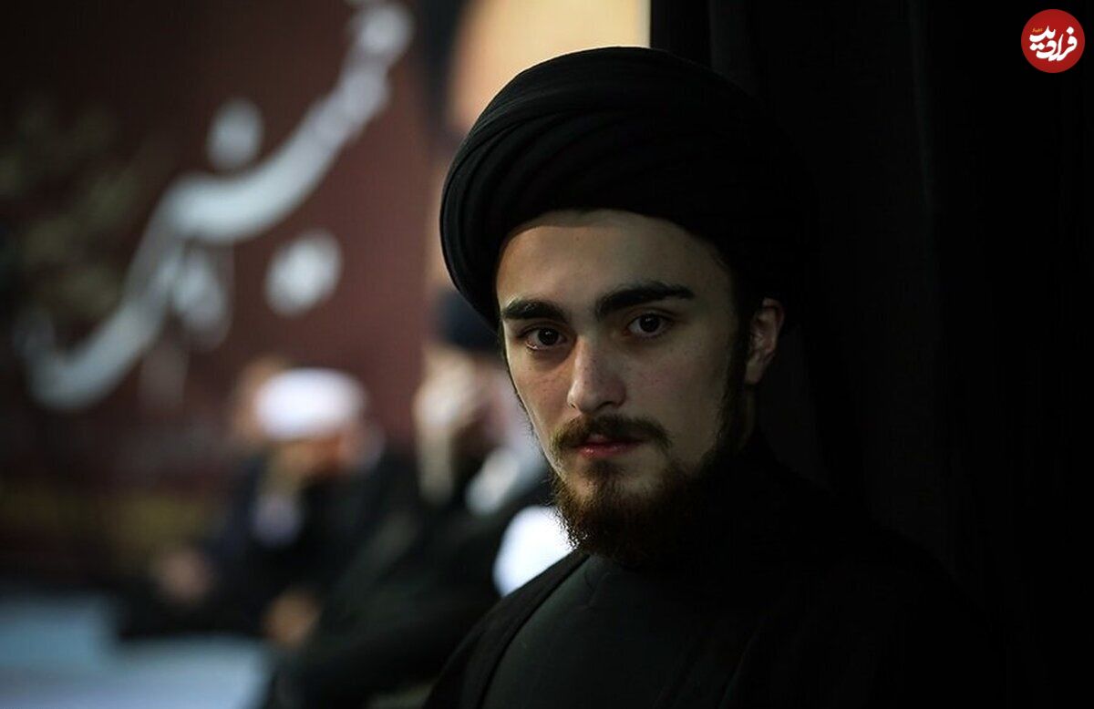 (عکس) پوشش متفاوت احمد خمینی در ورزشگاه آزادی