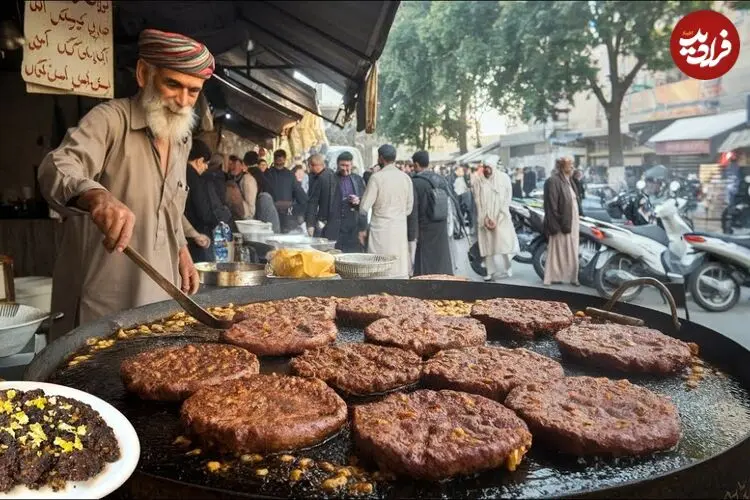 ببینید| غذای خیابانی در پاکستان؛ پخت چپلی کباب با 5 کیلو گوشت و تخم مرغ در پیشاور