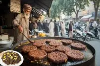 ببینید| غذای خیابانی در پاکستان؛ پخت چپلی کباب با 5 کیلو گوشت و تخم مرغ در پیشاور