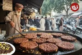 ببینید| غذای خیابانی در پاکستان؛ پخت چپلی کباب با 5 کیلو گوشت و تخم مرغ در پیشاور