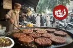 ببینید| غذای خیابانی در پاکستان؛ پخت چپلی کباب با 5 کیلو گوشت و تخم مرغ در پیشاور