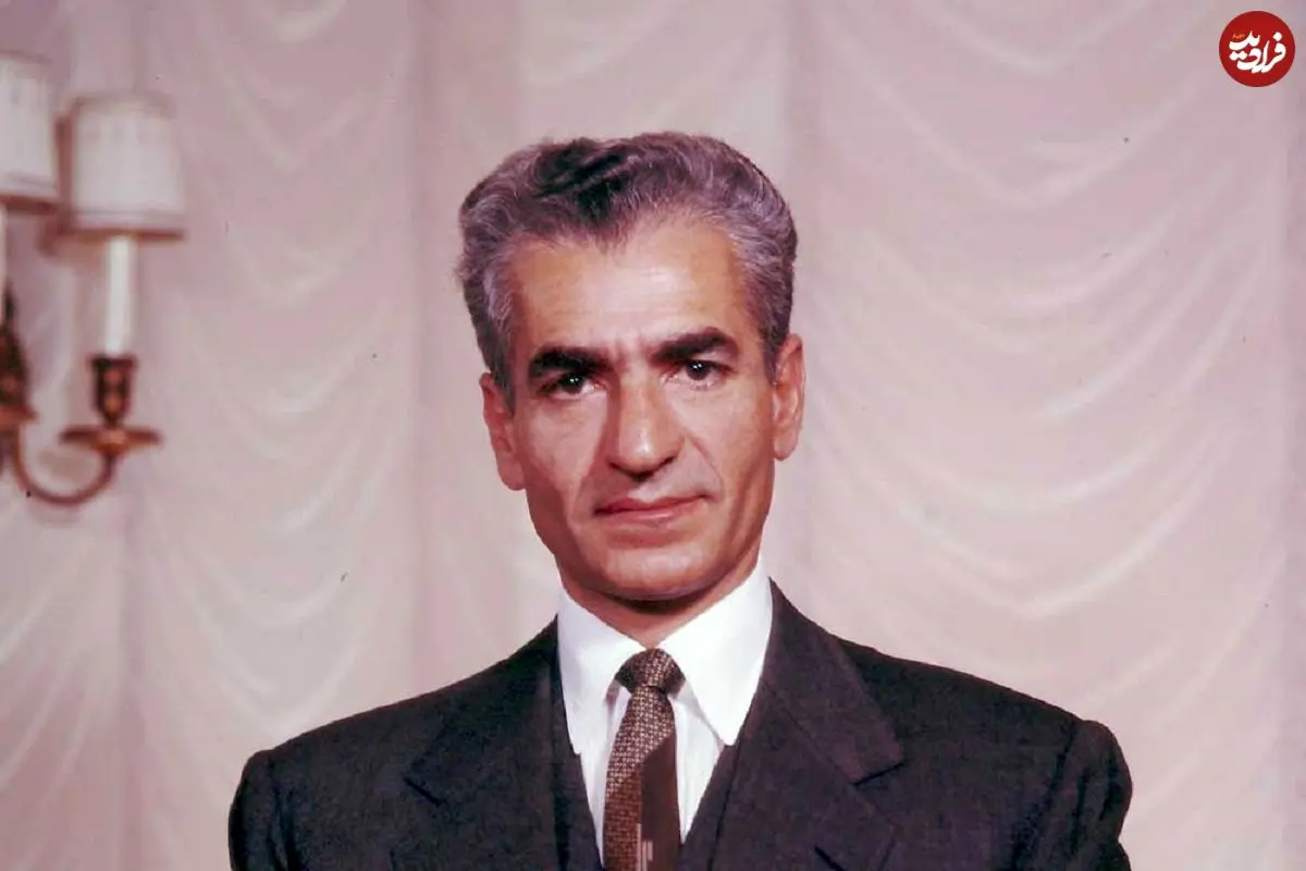 عکس| سفر در زمان؛ «محمدرضا پهلوی» پس از جدایی از ثریا در حال تماشای آلبوم عکس؛ سال 1337