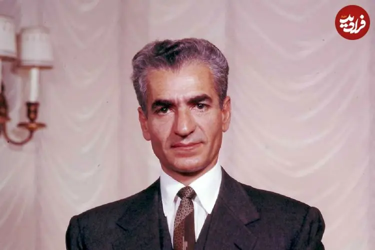 عکس| سفر در زمان؛ «محمدرضا پهلوی» پس از جدایی از ثریا در حال تماشای آلبوم عکس؛ سال 1337