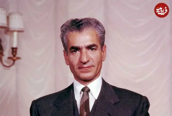 عکس| سفر در زمان؛ «محمدرضا پهلوی» پس از جدایی از ثریا در حال تماشای آلبوم عکس؛ سال 1337