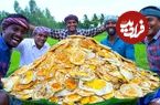 ببینید| غذای روستایی در هند؛ پخت نیمروی غول پیکر با 1000 تخم مرغ در طبیعت