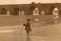 (تصاویر) سفر به عصر قاجار؛ خیابان 15 خرداد، کارمندان ادارۀ پست و منظرۀ سی و سه پل