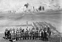 عکس| سفر در زمان؛ مقامات ایرانی و انگلیسی پلیس جنوب در حال بررسی یک نقشه نظامی