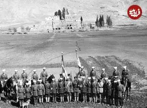 عکس| سفر در زمان؛ مقامات ایرانی و انگلیسی پلیس جنوب در حال بررسی یک نقشه نظامی