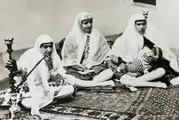 عکس| سفر به ایران قدیم؛ عکس آتلیه‌ای دو زن قاجاری با لباس‌های اشرافی
