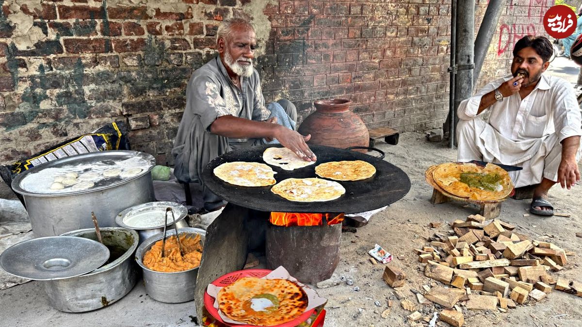 ببینید؛ غذای خیابانی در پاکستان؛ پخت صبحانه محبوب ساگ و پراته در لاهور
