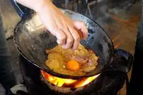 ببینید| غذای خیابانی در تایلند؛ نودل سرخ شده با مرغ و تخم مرغ در بانکوک