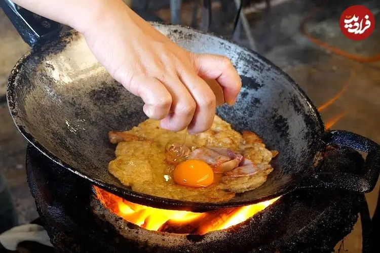 ببینید| غذای خیابانی در تایلند؛ نودل سرخ شده با مرغ و تخم مرغ در بانکوک