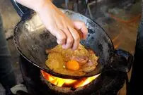 ببینید| غذای خیابانی در تایلند؛ نودل سرخ شده با مرغ و تخم مرغ در بانکوک