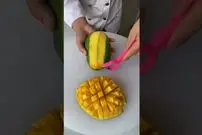 (ویدئو) مهارت خیره کننده این مرد در برش زدن انبه آلفونسو