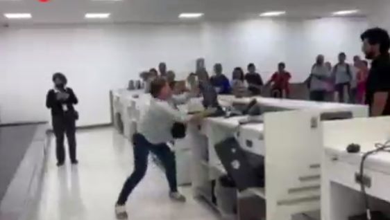 (ویدیو) واکنش عجیب و غریب یک زن در فرودگاه به پس ندادن پولش پس از کنسل شدن پرواز!
