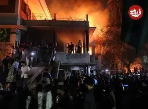ببینید؛ آشوب در پایتخت بنگلادش؛ ساختمان یک روزنامه را به آتش کشیدند
