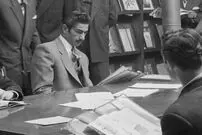 عکس| سفر زمان؛ جوانان ایرانی در کتابخانۀ آمریکایی در تهران؛ سال 1330